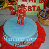 Power Ranger la torta est&aacute; cubierta de fondant, y el mu&ntilde;eco modelado con gumpaste!!!
