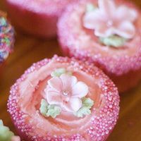 Cupcakes Swirl cupcakes with sprinkles and a fondant flower, i was asked to post some up close photos