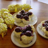 Spaghetti & Corn On The Cob From the book, "Hello Cupcake". Cake is white cake mix & cream soda. Cream cheese icing. Meatballs are strawberry oreo...