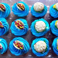 Hamburger & Hot Dogs These are cupcakes for the favorite cook out! Hamburg or Hot Dogs anyone?