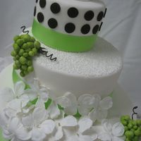 117727829885845.jpg My First Wedding Cake - The grapes were very time consuming