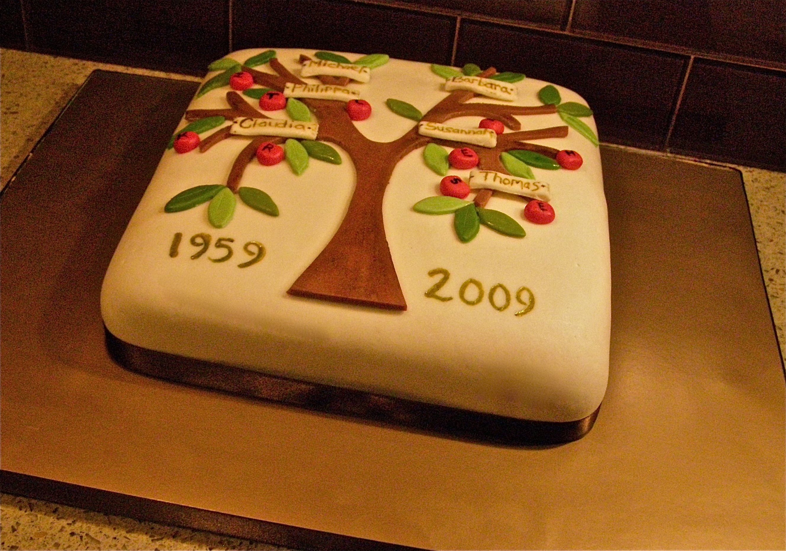 Family Tree MMF wasc 10 x 10, just a little cake to honour my parents 50th wedding anniversary the apples have the initials of all the grandchildren
