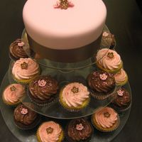 Wedding Cupcakes I created this for a small wedding. The bride gace the cupcakes as gifts to her guests in cellophane boxes.