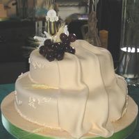 Primera Comunion Esta torta es de primera comunion adornada con uvas naturales y espigas y un calis realizado de pastillaje.