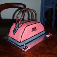 Purse Cake My first attempt at making a hand bag cake! The handle are actually plastic ones - need to practice some more!!