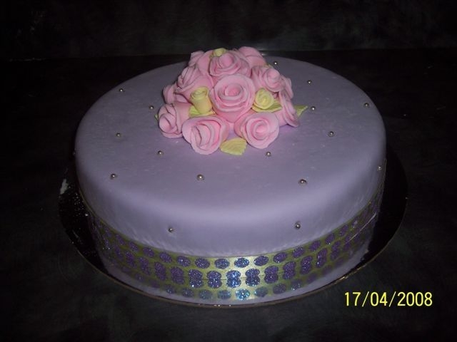 Duff Roses 10 inch round choc mud cake with fondant icing and fondant Duff roses. It was my first time making the Duff roses and now I'm addicted...