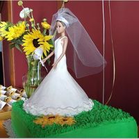 47B7Dd06B3127Cce98548D5Ab1F300.jpg This was made to look like the Bride's dress... BC frost. Will try fondant next time - and practice the sunflowers...!!! It's a...