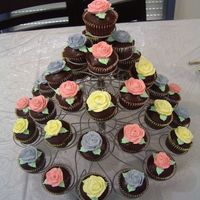 Bunch Of Roses Cupcakes 