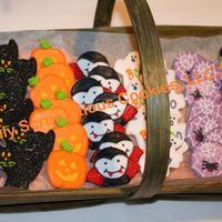 Halloween Cookies Spooky bite-sized halloween treats! A vanilla sugar cookie, outlined with royal icing and then filled in with a glaze. These are 1.5"...