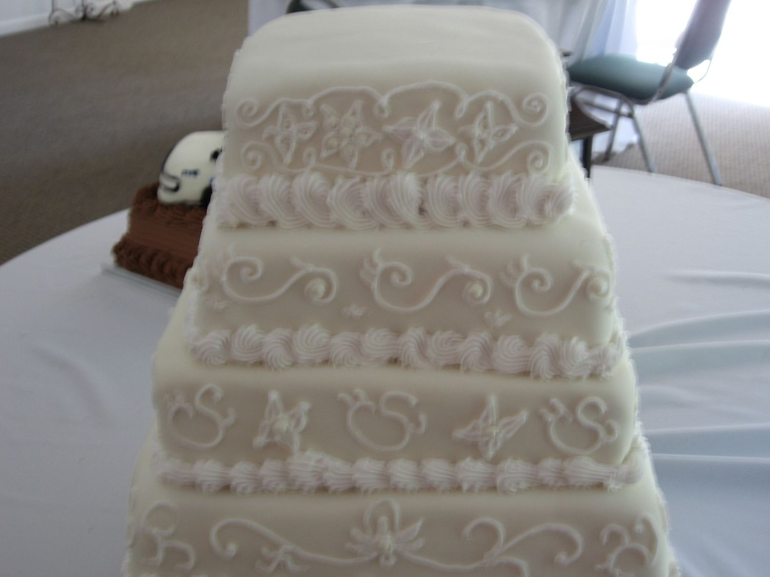 Dress Inspiration The designs on the cake comes from the bride's wedding dress.