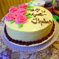 Aunt Thelmas's Cake Still practising buttercream roses. All buttercream.