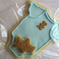 Onesie W Bear I decided to do this cookie for a friend after having seen an adorable onesie cookie here with a duck. Forgive me I forget whose it was. I...