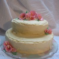 Calla Lilies! this is my very first time making gumpaste flowers! I watched edna's youtube tutorial, and it was a huge help!! I also tried a stucco...