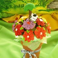 Cupcake Bouquet For safari kids party. Did 8 in total.It was a pain getting them on skewers and not damaging them. Tip- poke a hole in them w/ a toothpick...