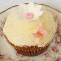 Daisy Cupcakes Hummingbird cupcake with cream cheese frosting. Daisy and flowers are gumpaste / sugarpaste