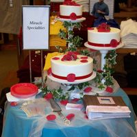 004.jpg This was my first bridal show cake.
