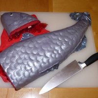 Fish Cake Fish had a fondant 'bone' all the way through the body so that every time you cut a piece, there would be some 'bone'...