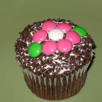 M&m Flower Cupcake Ended up having to work late, had to do these super quick on the way out the door for my friends Birthday dinner, I just made a cute little...