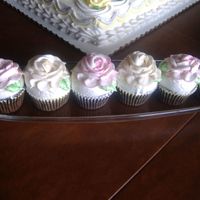 Cupcakes With Roses 
