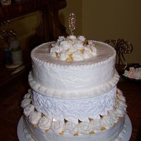 White_Rose_And_Gold_Leaf_Cake.jpg 
