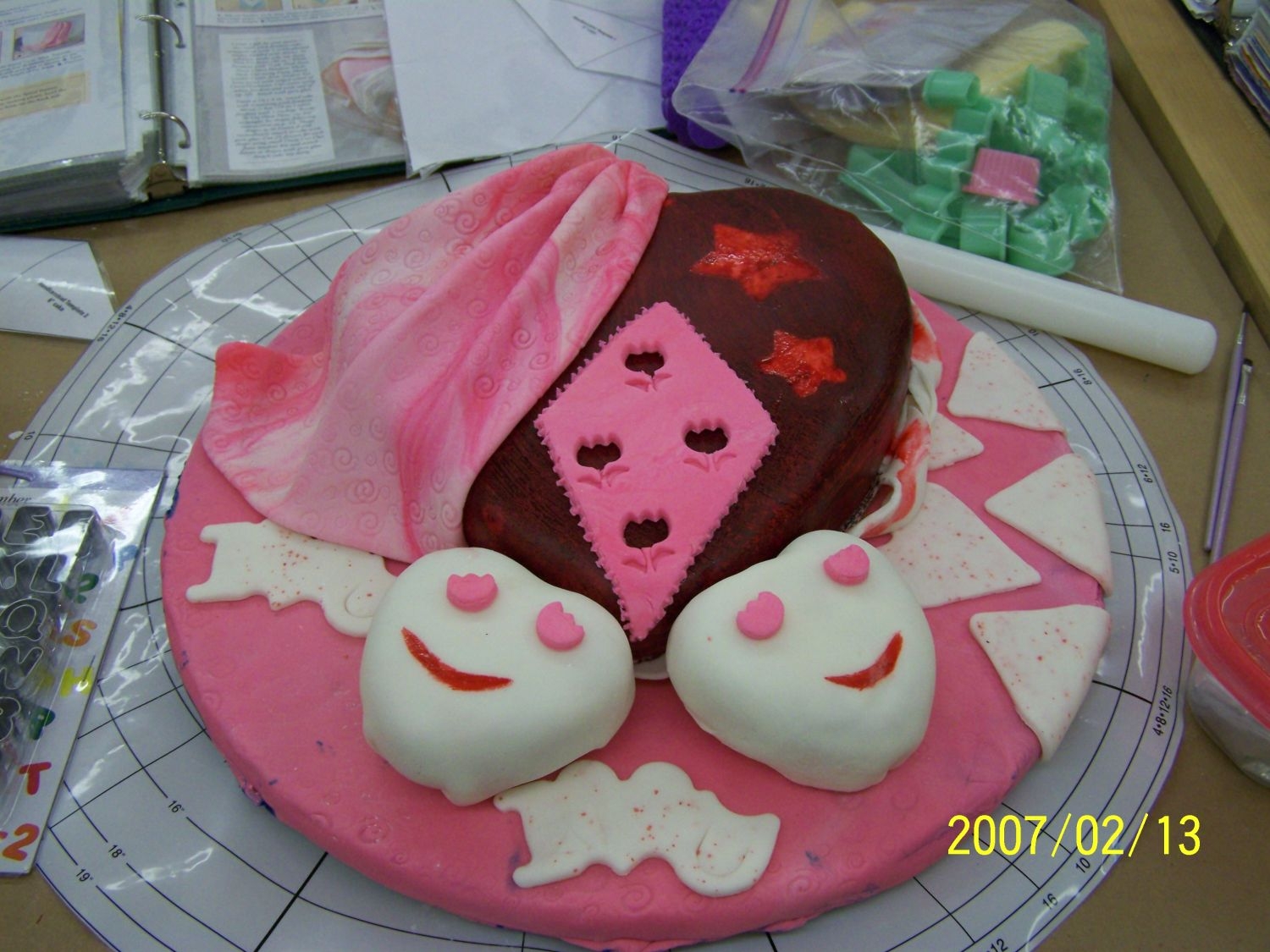 100_0019.jpg This is a cake from the wilton class 4 for a birthday/ Valentine's day party.