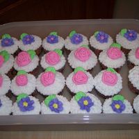 Flower Cupcake the cupcakes are iced with buttercream using tip # 21 the flowers are made from royal icing