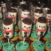 Snowman Pop Cupcakes Marshmallows dipped in candy melts.hat also candy melts.Marshmallow fondant details(eyes&nose).sour gummy scarves.chocolate chip...