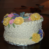 Flores De Royal Icing Aqui esta mi primer intento con flores usando el "nail" en mi clase de cakes. La buttercream es la italiana, y el relleno es un...