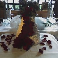 09-15-07_1731Bravo.jpg This was the first time I used the Whipped Cream Buttercream for a wedding cake. I really liked working with it. This was a red velvet cake...