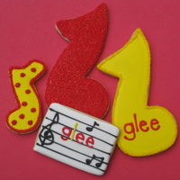 Gleeks Unite! Getting ready for this week's Glee premiere! NFSC with RI and sanding sugar.