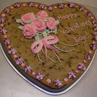 Dscn0585.jpg Playing around with the heart pan that I got as a gift from the Wilton 1 class. Chocolate chip cookie cake with buttercream roses.