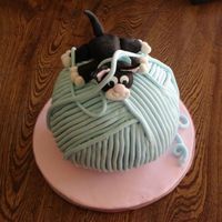 Debbie Brown's Kitten On Ball Of Wool My 3rd fondant decorated cake using instructions from Debbie Brown's Easy party cakes.