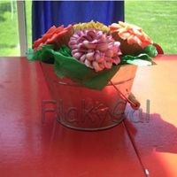 Cupcakebouquet.jpg Practice cupcake bouquet. White cake with vanilla buttercream.