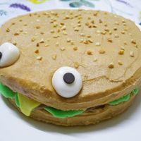 Burger Cake Vanilla sponge cake with peanut butter cream & fondant (cheese, lettuce & eyes)