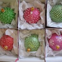 Christmas Ornament Cupcakes I absolutely had to try these cupcakes - no cake pictures have ever inspired me with such ferocity to TRY to make them. I baked the cakes...