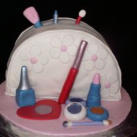 Make-Up Bag This is Debbie Brown's Make-up Bag design. This cake was made for a girl's 24th birthday. It was half vanilla and half chocolate...