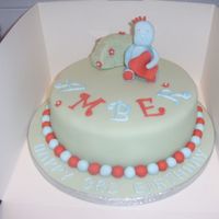 Iggle Piggle Cake Iggle piggle was made from sugarpaste with tylos added to keep the stregth. Sprunce green colour fondant for the cake covering.