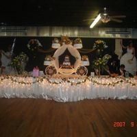 Mi Primer Quincequera son nueve pasteles, 2 de chocolate, 2 de fresa, 3 de pina, 2 de limon.