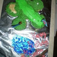 Golf Cupcake Cake First cupcake cake! Thanks to the CC'ers for the ideas!!! White cupcakes with butter-vanilla buttercream. Piping gel "water trap&...