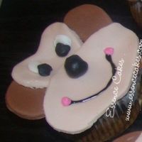 Monkey Face Cupcake Cupcakes for a kid's birthday.