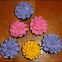 More Flower Cupcakes I love doing these...Anytime I can find an excuse I do them...So easy.