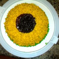 Sunflowe Cake Sunflower cake that we did in class... Really easy & FUN!!!! :-)