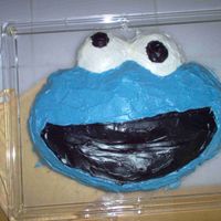 Cookie Monster Here is Cookie Monster. These pictures were taken before I did them clean up of the cake plate, etc.
