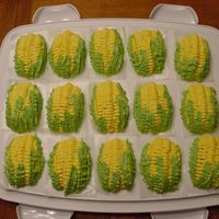 Corn On The Cob Cupcakes I made these for work. They're great for picnics or Thanksgiving! I got the idea from Peggy's Baking Corner by Peggy Weaver.