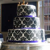 Amanda the light was creating such a glare, it was hard to get a pic! hopefully i'll get one from the photographer in a few weeks. fondant...