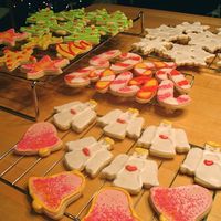 My 2006 Christmas Cookies!!! I love the holidays! So much baking to do :) I tried a new, less traditional, but more fun color scheme this year. I can't help that I...