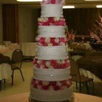 Lakan Rhinestone chain aound middle of each cake, b ordered on each side withalmost 10 dozen roses