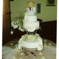 Carmens_Cake.jpg This cake was a little tricky to transport! With the foundant drapped down the cake and the cake being so..heavy it had to be transported...