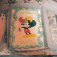Mickey This is a cupcake cake of Mickey Mouse.