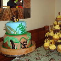 Monkey Party Cake With Cupcakes Monkey theme idea from here on CC for 1st Birthday- Fondant with fondant accents-